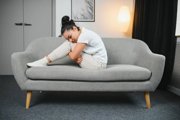 Aylık adet, adet döngüsü günü, genç bir kadın, karın ağrısı çeken bir kadın, adet öncesi, karın ağrısı ya da karın ağrısı çekiyor. Vücuttaki sağlık sorunu iltihaplandı