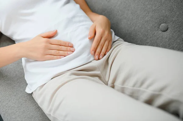 Jonge Vrouw Thuis Abdominale Pijn Lijden Gynaecologie Concept — Stockfoto