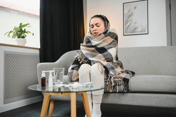 Genç hasta kadın evde yatıyor.