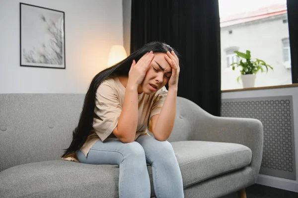 Chica Frustrada Cansada Tocando Cabeza Sintiendo Dolor Cabeza Migraña Sentado —  Fotos de Stock