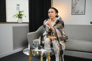 Evde burun spreyi kullanan hasta bir kadın..