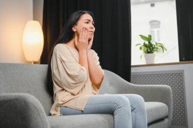 Genç kadın evde diş ağrısı acı.