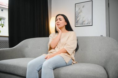 Genç kadın evde diş ağrısı acı.