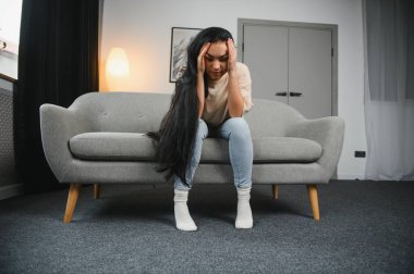 Üzgün kadın iş veya ilişkiler ile sorun, kanepede oturan, dizlerinin kucaklayan, el kapalı yüz, umutsuzluk ve anksiyete, yalnızlık, psikolojik sorun yaşıyorsanız hissi ile hayal kırıklığına