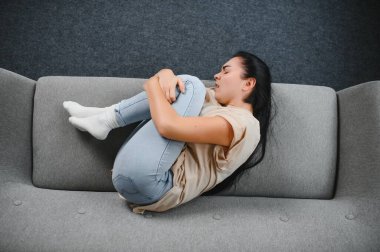 Genç kadın evde karın ağrısı muzdarip. Kadın hastalıkları kavramı.