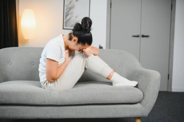 Aylık adet, adet döngüsü günü, genç bir kadın, karın ağrısı çeken bir kadın, adet öncesi, karın ağrısı ya da karın ağrısı çekiyor. Vücuttaki sağlık sorunu iltihaplandı