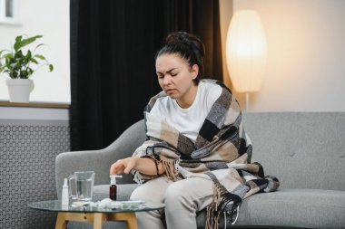 öksürük sprey kullanarak fularlı hasta genç kadın