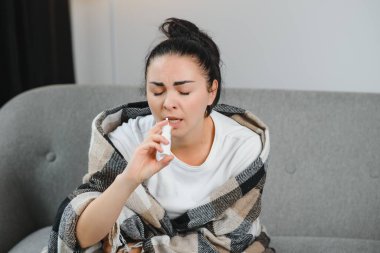 Evde burun spreyi kullanan hasta bir kadın..