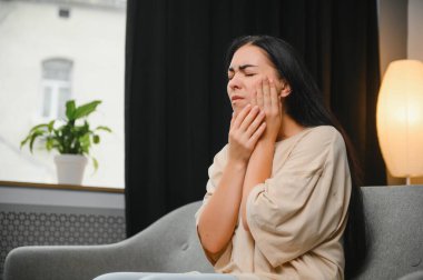 Genç kadın evde diş ağrısı acı.