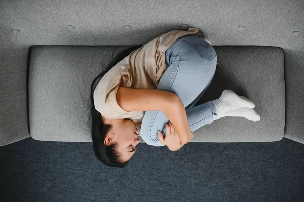 Femeia Tânără Care Suferă Crampe Menstruale Acasă Ginecologie — Fotografie, imagine de stoc
