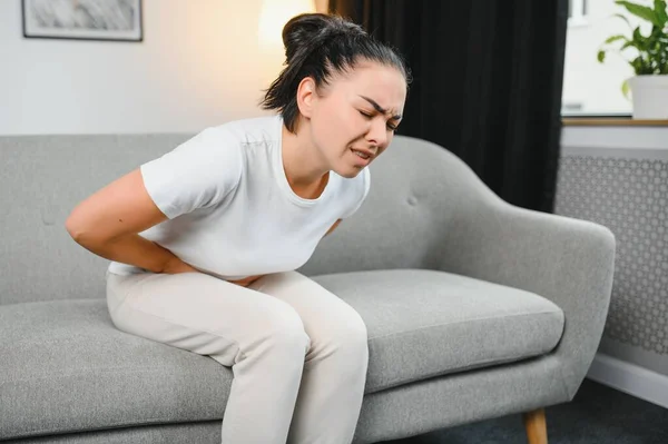Jonge Vrouw Lijden Van Menstruele Krampen Thuis Gynaecologie — Stockfoto