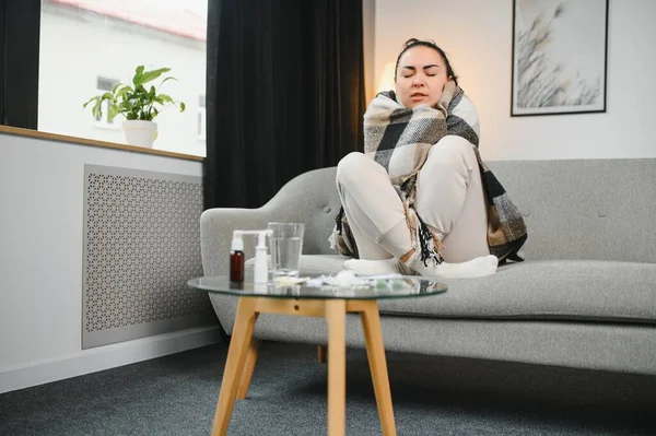 Genç hasta kadın evde yatıyor.