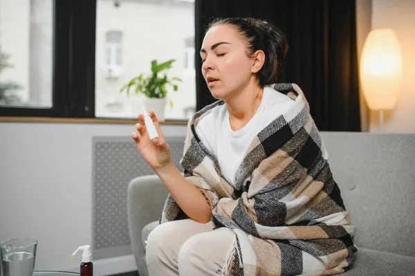 Evde burun spreyi kullanan hasta bir kadın..