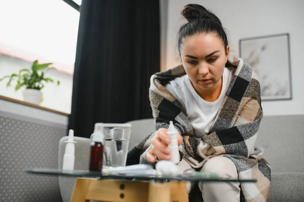 Evde koltukta oturan genç hasta kadın