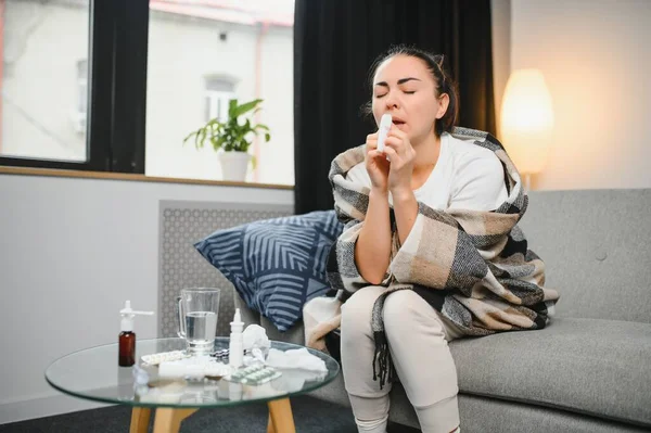 Gezondheidszorg Koude Allergie Mensen Concept Zieke Vrouw Blaast Haar Loopneus — Stockfoto