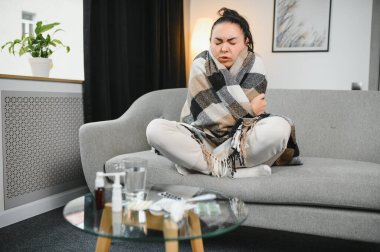 Genç hasta kadın evde yatıyor.