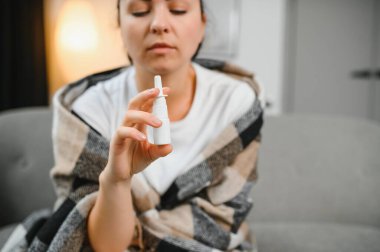 Evde burun spreyi kullanan hasta bir kadın..