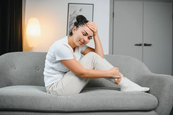 月经周期日 年轻女性 女性手肚子痛 在家中患有经前 腹部或腹部疼痛 身体发炎的健康问题 — 图库照片