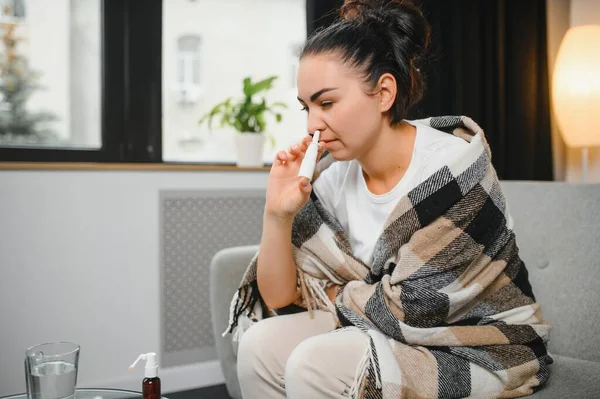 Evde burun spreyi kullanan hasta bir kadın..