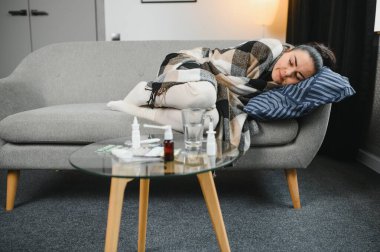 Genç hasta kadın evde yatıyor.