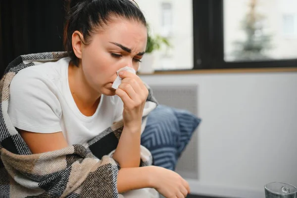 Saúde Frio Alergia Conceito Pessoas Mulher Doente Soprando Seu Nariz — Fotografia de Stock