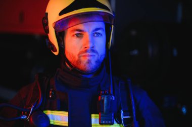 İtfaiyeci (itfaiye) eylem daimi bir firetruck yakınındaki. Acil durum Emanet. Koruma, tehlikeden kurtarmak