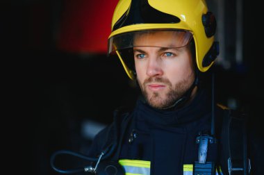 İtfaiyeci (itfaiye) eylem daimi bir firetruck yakınındaki. Acil durum Emanet. Koruma, tehlikeden kurtarmak