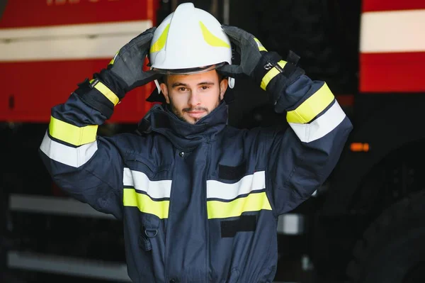 ガスマスクと消防車の近くにヘルメット消防士の写真 — ストック写真