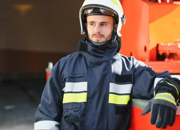 Potret Petugas Pemadam Kebakaran Sedang Bertugas Foto Pemadam Kebakaran Dengan — Stok Foto