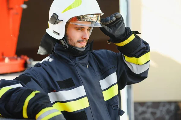 Retrato Bombero Servicio Bombero Fotográfico Con Máscara Gas Casco Cerca —  Fotos de Stock