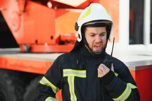 Photo Fireman Gas Mask Helmet Fire Engine — Stock Photo, Image