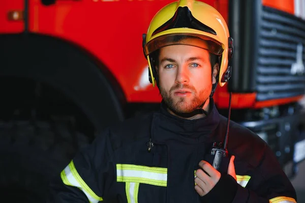 Pemadam Kebakaran Yang Percaya Diri Mengenakan Seragam Pelindung Berdiri Samping — Stok Foto
