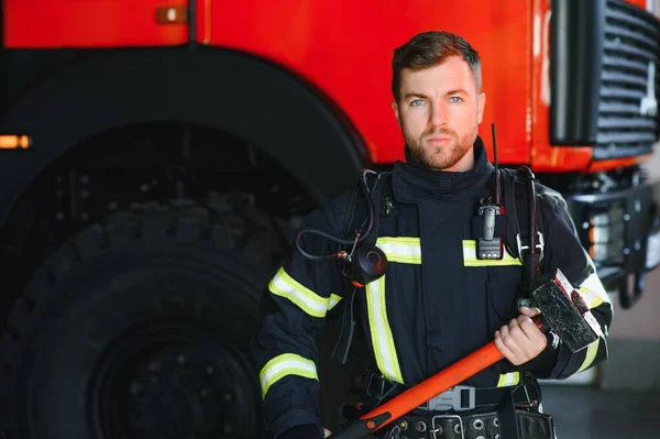 Foto Pemadam Kebakaran Muda Dengan Palu Besar Tangan Dekat Mesin — Stok Foto