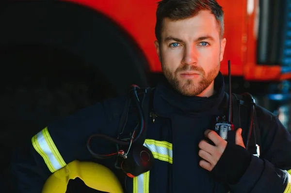 Potret Petugas Pemadam Kebakaran Sedang Bertugas Foto Pemadam Kebakaran Dengan — Stok Foto