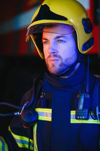 Pemadam Kebakaran Yang Percaya Diri Mengenakan Seragam Pelindung Berdiri Samping — Stok Foto