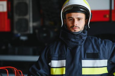 İtfaiyeci (itfaiye) eylem daimi bir firetruck yakınındaki. Acil durum Emanet. Koruma, tehlikeden kurtarmak