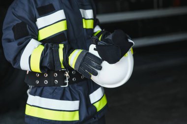 İtfaiyeci (itfaiye) eylem daimi bir firetruck yakınındaki. Acil durum Emanet. Koruma, tehlikeden kurtarmak