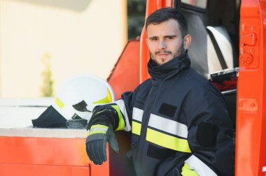Görevdeki itfaiyeci, fotoğrafın altında.