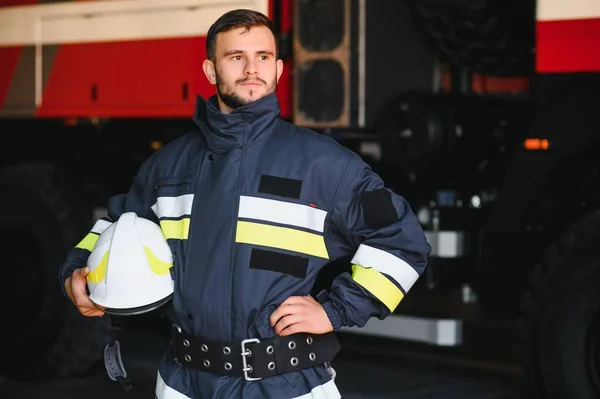 Foto Bombero Con Máscara Gas Casco Cerca Del Camión Bomberos — Foto de Stock