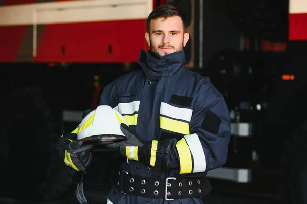 Foto Bombeiro Com Máscara Gás Capacete Perto Carro Bombeiros — Fotografia de Stock