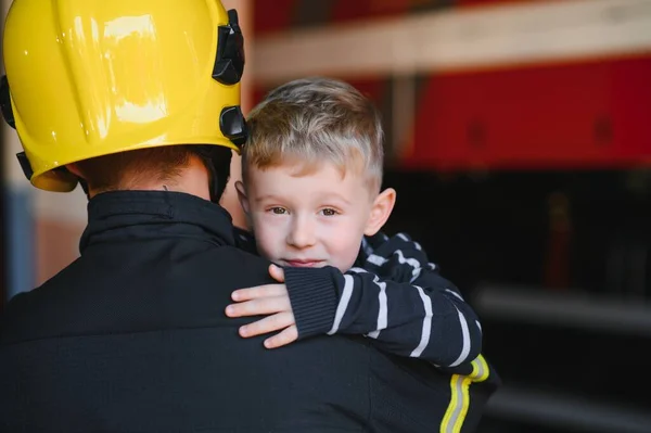 Sporco Vigile Del Fuoco Uniforme Tenuta Poco Salvato Ragazzo Piedi — Foto Stock