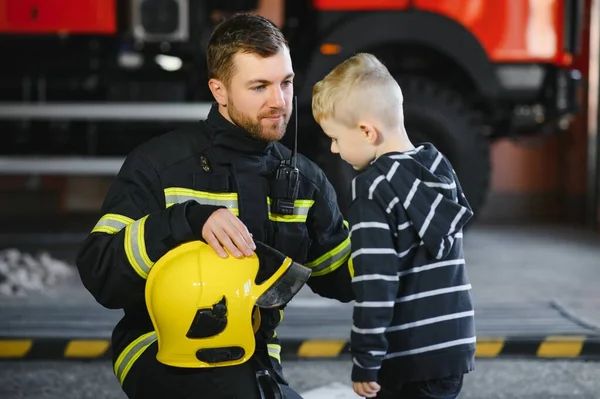 Seorang Pemadam Kebakaran Membawa Seorang Anak Kecil Untuk Menyelamatkannya Mobil — Stok Foto