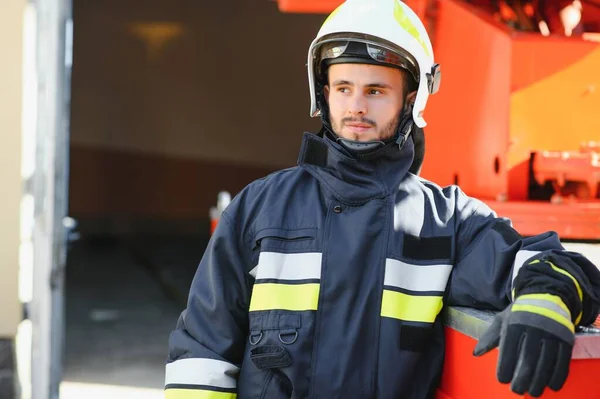 Foto Bombeiro Com Máscara Gás Capacete Perto Carro Bombeiros — Fotografia de Stock