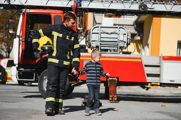 Chroń Ludzi Przed Niebezpiecznymi Odważnym Serce Hero Strażak Mundurem Bezpieczne — Zdjęcie stockowe