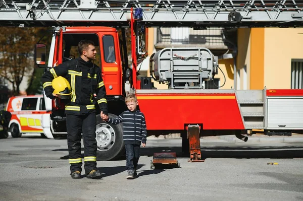 Strażak Trzyma Chłopca Aby Uratować Ogniu Dymie Strażacy Uratować Chłopców — Zdjęcie stockowe