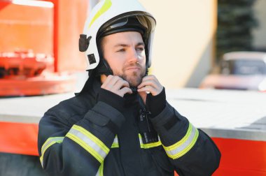 Görevdeki itfaiyeci, fotoğrafın altında.