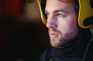 Görevdeki itfaiyeci, fotoğrafın altında.