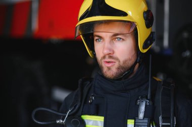 Görevdeki itfaiyeci, fotoğrafın altında.