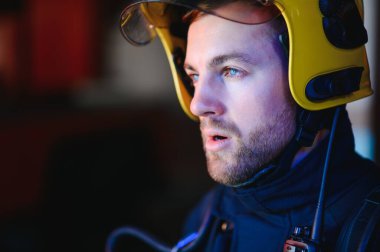 İtfaiyeci (itfaiye) eylem daimi bir firetruck yakınındaki. Acil durum Emanet. Koruma, tehlikeden kurtarmak