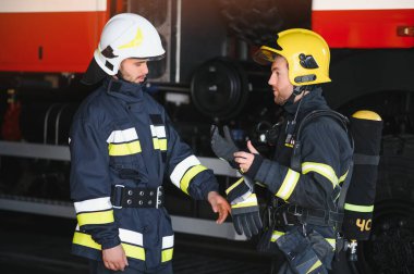 İtfaiyeciler, yangını söndürmek için gerekli ekipmanlarla istasyondan ayrılıyorlar..